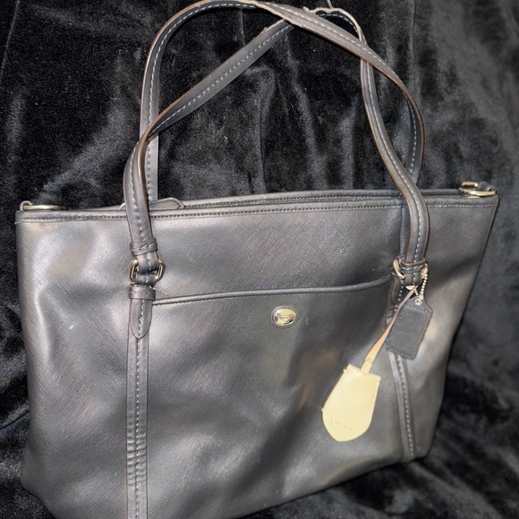 Coach Black Leather Shoulder Bag with Timeless Design - Picture 4 of 16